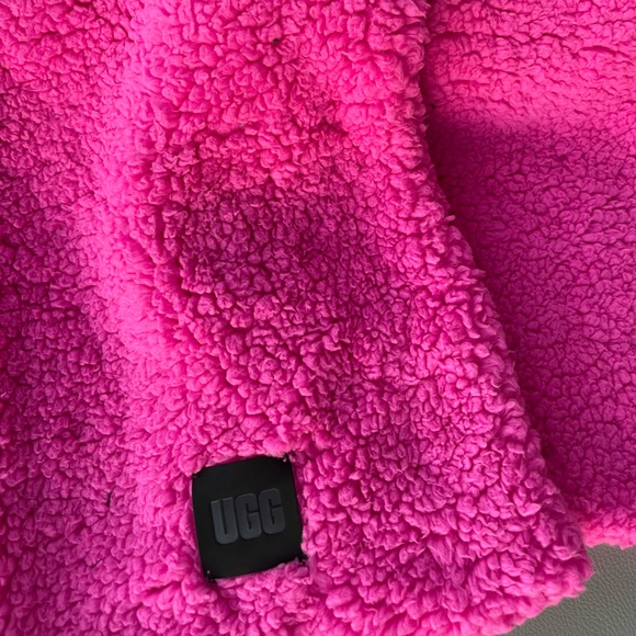 NWT - UGG Oversized Faux Shearling Scarf in Rock Rose - Picture 6 of 16